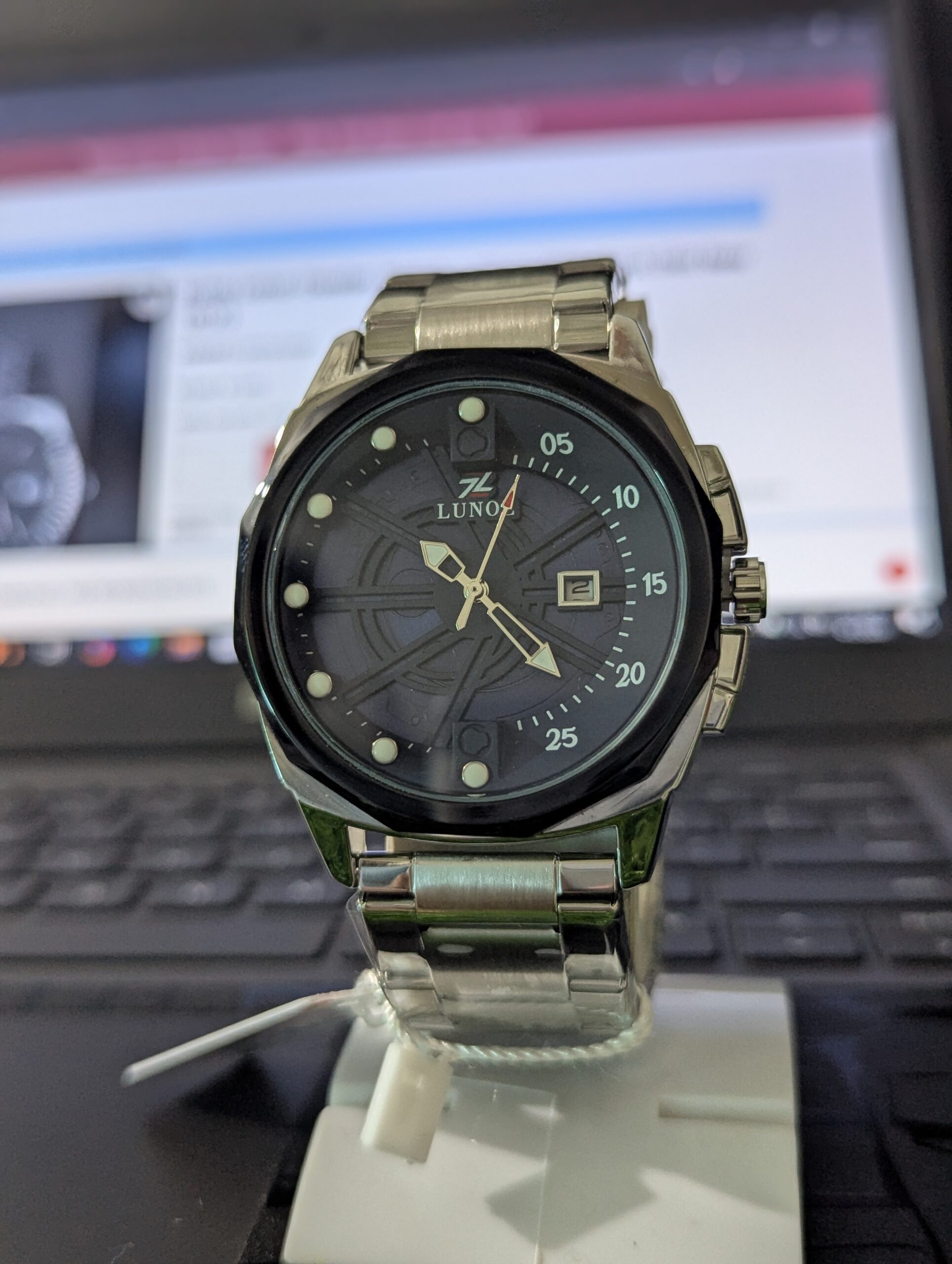 LUNOZ – Luxury Black Dial Quartz Wrist Watch